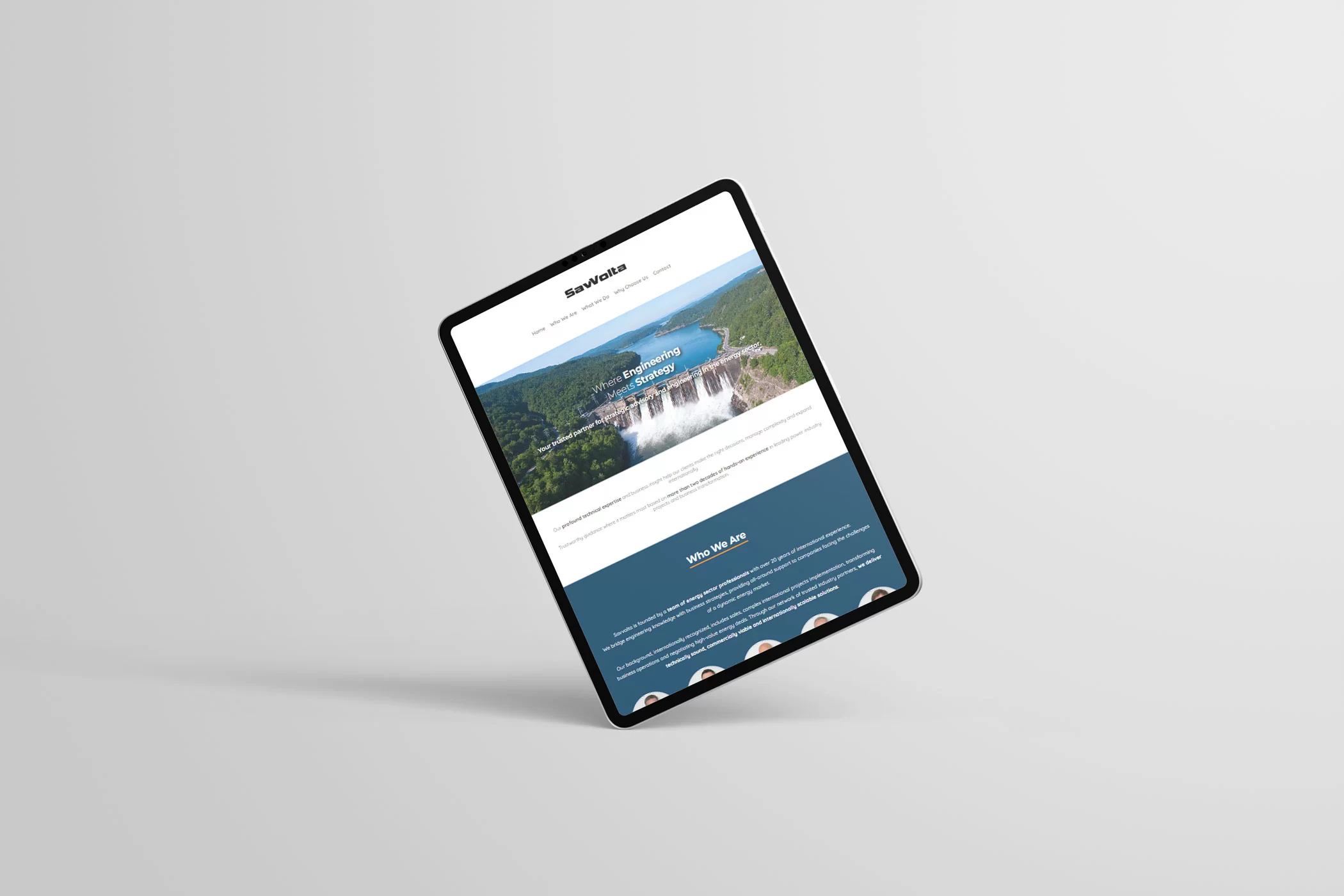 Tablet mockup s prikazom onepage web stranice Savvolta, uključujući naslovnicu i sekciju Who We Are u responzivnom prikazu.